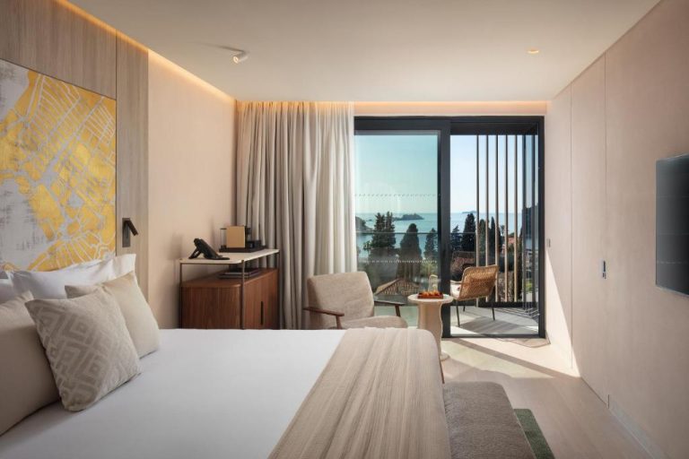 Habitación de lujo con cama doble, balcón y vistas al mar en el Hotel Sumratin