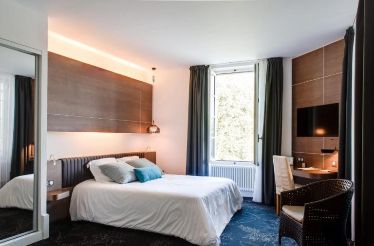 Habitación doble superior con cama king y decoración moderna en el Château de Saulon