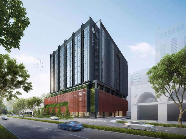 Fachada exterior moderna del Pullman Singapore Hill Street con cristal y estructura rojiza en pleno centro urbano