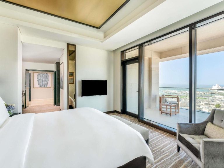 Suite de lujo con terraza y vistas al mar en Alwadi Hotel Doha MGallery Collection