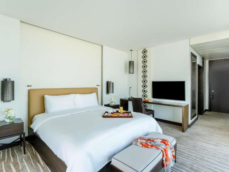 Habitación deluxe con cama king size y escritorio en Alwadi Hotel Doha MGallery Collection