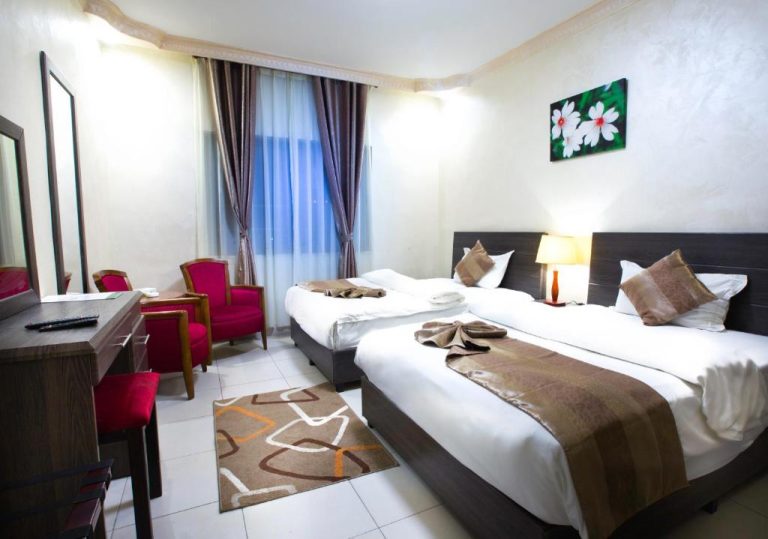 Habitación twin con dos camas y decoración moderna en el Olive Hotel Amman, Jordania