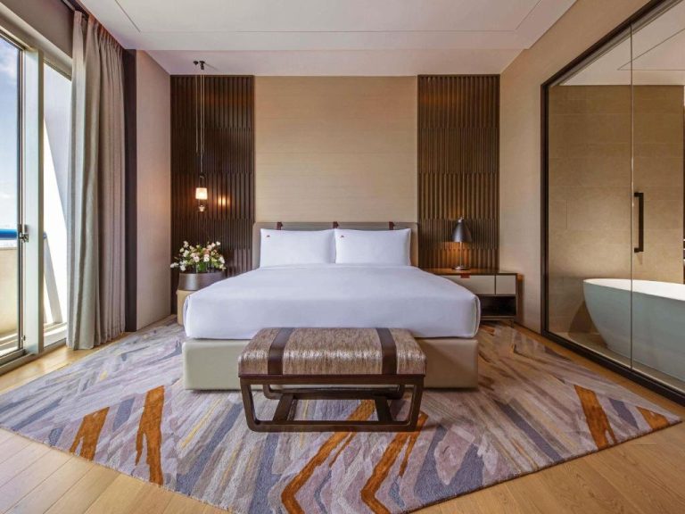 Suite de lujo con cama king, bañera exenta y vistas al mar en Swissotel The Stamford Singapore