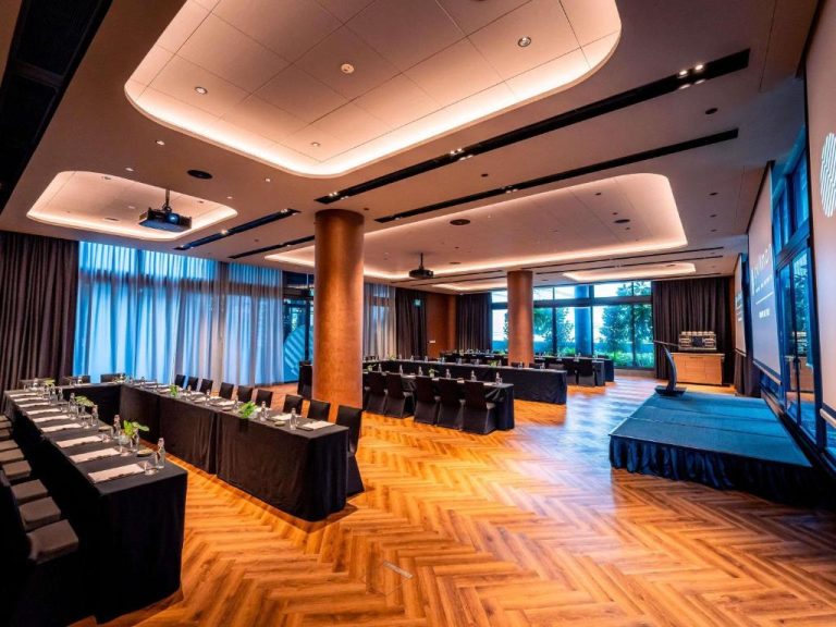 Sala de conferencias moderna con escenario y mesas en el Pullman Singapore Hill Street