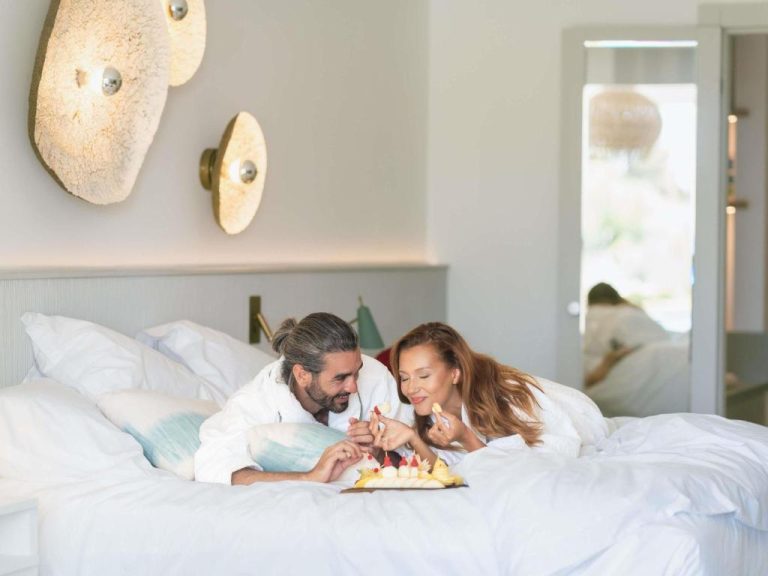 Pareja en bata disfrutando del desayuno en cama en el Sofitel Agadir Thalassa Sea & Spa