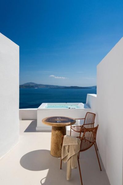 Terraza privada con jacuzzi y vistas al mar Egeo en You and Me Suites Oia, Santorini