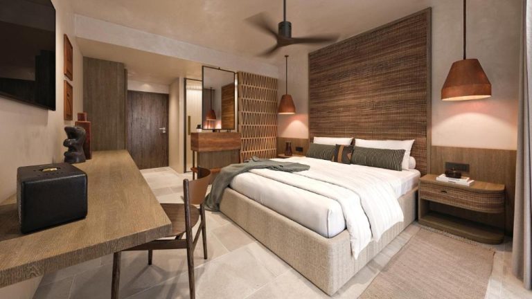 Habitación de lujo con cama king size y decoración en madera del Nalu Resort & SPA Adults Only