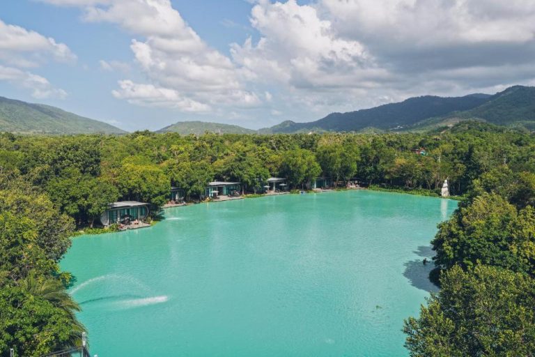 Vista aérea del lago turquesa rodeado de vegetación tropical en Samui Fishing Club and Resort
