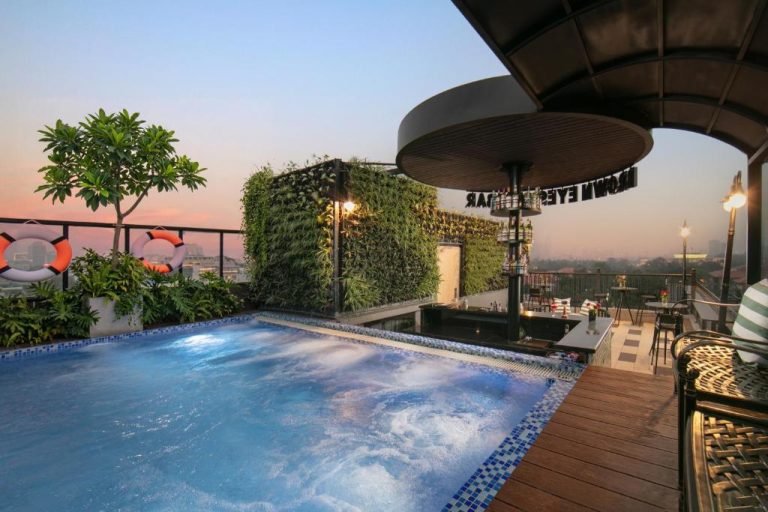 Piscina en la azotea con jacuzzi y bar del Solar Premium Hotel & Spa al atardecer