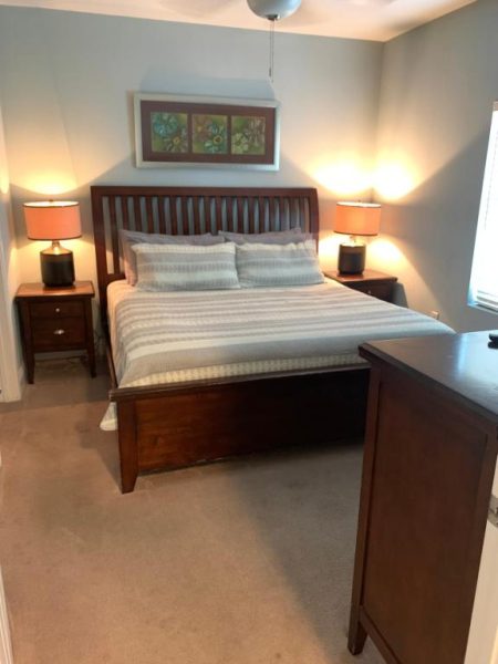 Habitación con cama king size y mobiliario de madera oscura en Laketown Wharf 1717 Panama City Beach