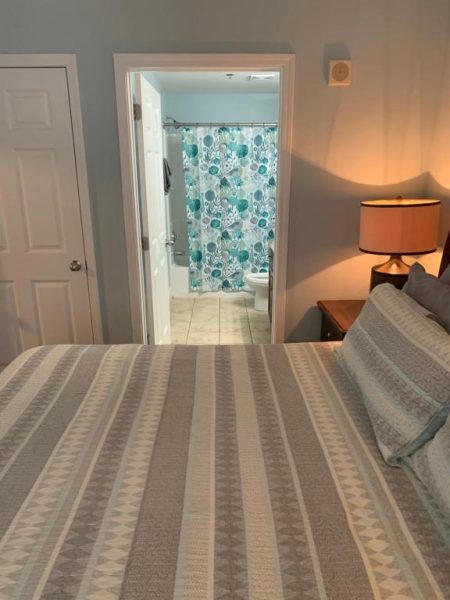 Habitación king con baño en suite y cortina floral turquesa en 1717 Laketown Wharf