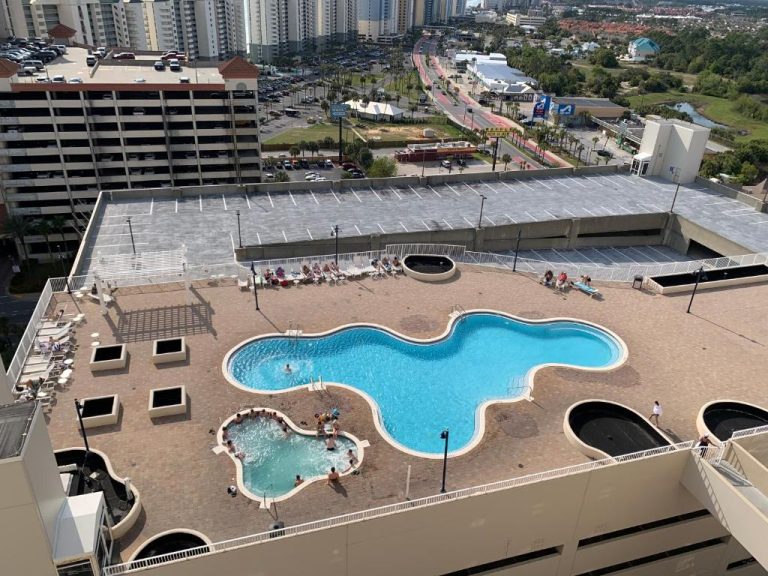 Piscina exterior en terraza del Laketown Wharf con zona de jacuzzi y vistas a la ciudad