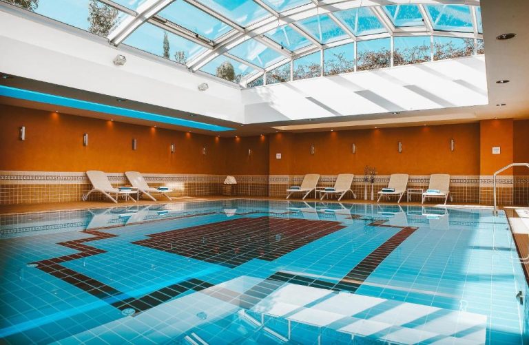 Piscina interior climatizada con tumbonas y techo acristalado del Hilton Imperial Dubrovnik