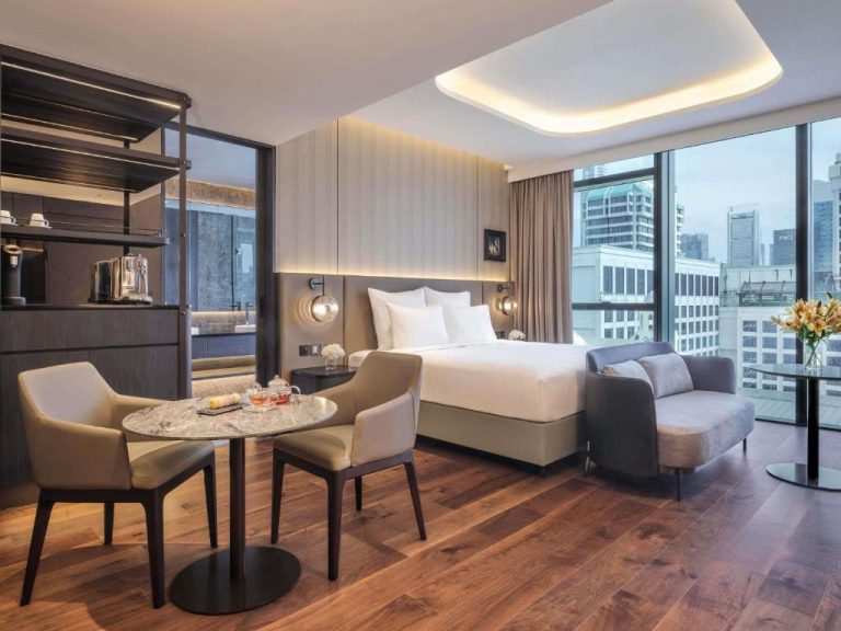 Habitación deluxe con cama doble y vistas panorámicas a los rascacielos en Pullman Singapore Hill Street