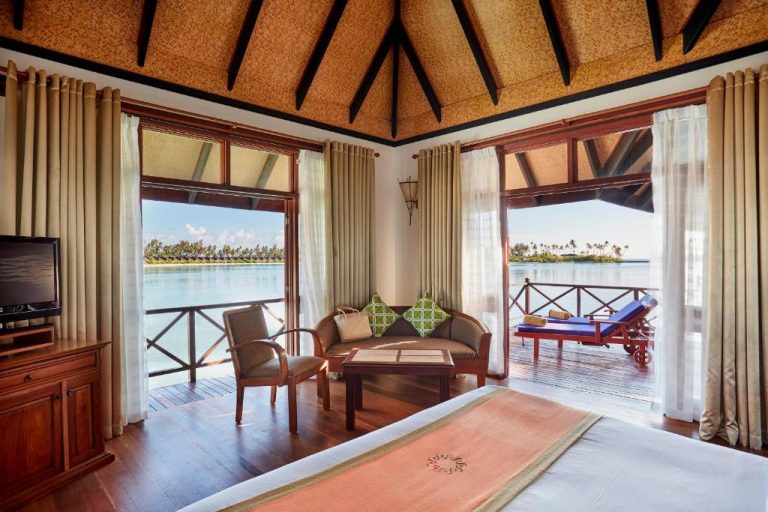 Villa sobre el agua con terraza privada y vistas al laguna turquesa en Sun Siyam Olhuveli Maldivas
