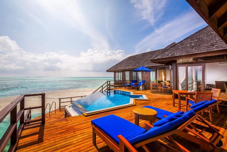 Villa con piscina privada infinita y terraza de madera frente al mar en Sun Siyam Olhuveli Maldivas