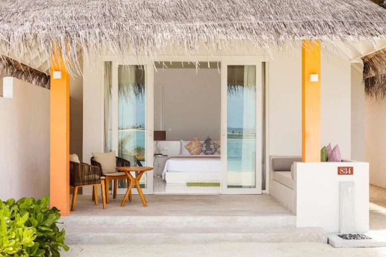 Villa con terraza privada y vistas al océano en el resort Sun Siyam Olhuveli Maldivas