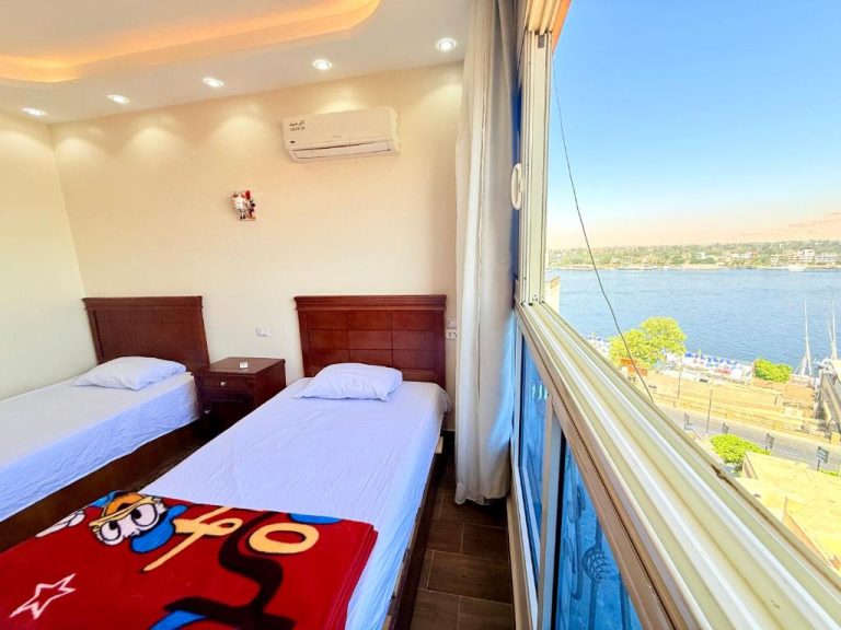Habitación doble con dos camas y vistas al río Nilo en el Hotel Winter House de Luxor