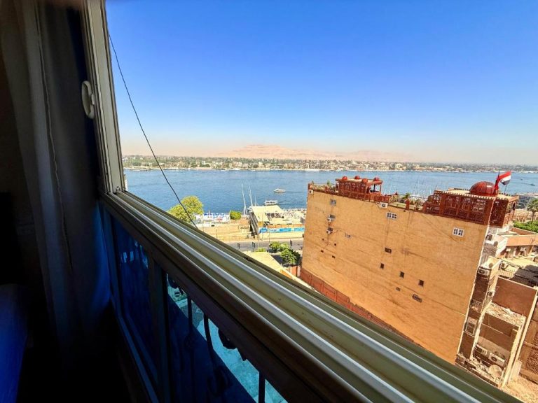 Vista panorámica del río Nilo desde la ventana del Winter House Hotel en Luxor, Egipto
