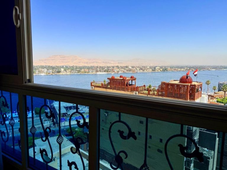 Vista panorámica del río Nilo desde el balcón del Winter House Hotel en Luxor, con montañas al fondo