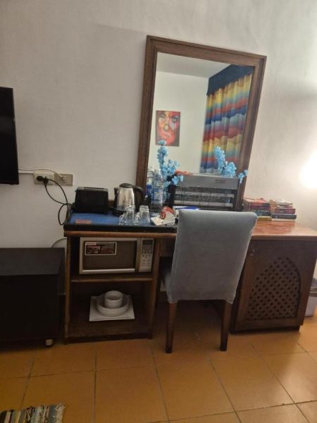 Escritorio con microondas, hervidor y espejo en estudio con cocineta del Domina Coral Bay