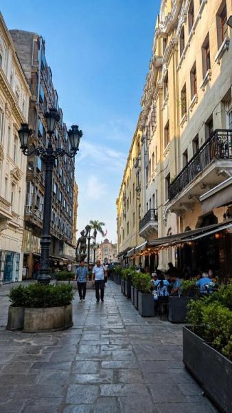 Calle peatonal del centro histórico de Lima con edificios coloniales, restaurantes y ambiente urbano al atardecer