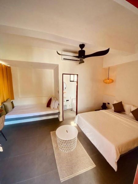 Habitación doble con dos camas, ventilador de techo y baño privado en Happiness Hostel Boracay