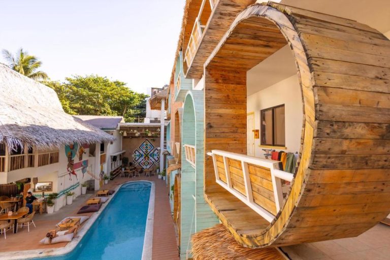 Piscina exterior con balcón circular de madera artesanal en Happiness Hostel Boracay, Filipinas