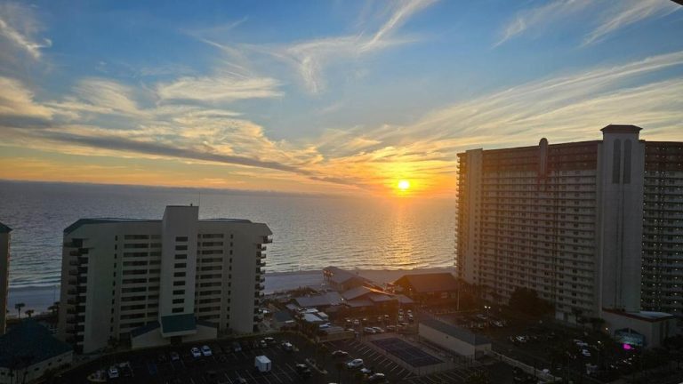 Espectacular puesta de sol sobre el Golfo de México desde el Gulf View Condo con acceso directo a la playa