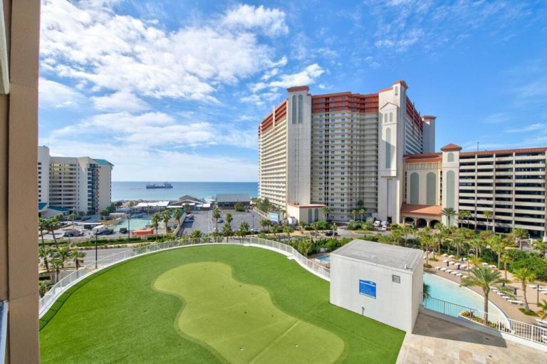 Putting green en azotea con vista al golfo y piscina en Gulf View Condo con acceso directo a la playa