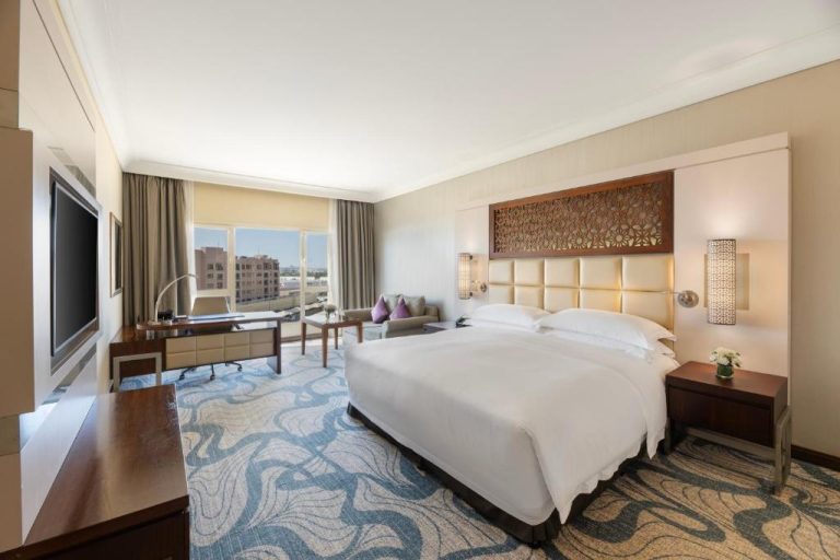 Habitación deluxe con cama king size y vistas a la ciudad en InterContinental Doha Beach & Spa
