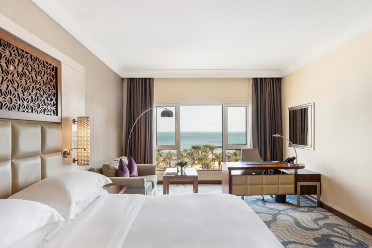 Habitación de lujo con cama doble y vistas al mar en InterContinental Doha Beach & Spa