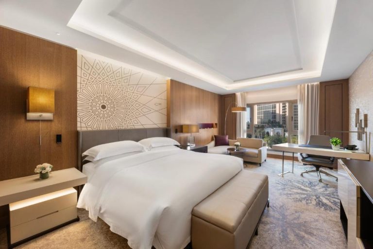 Habitación king deluxe con escritorio y vistas a la ciudad en InterContinental Doha Beach & Spa