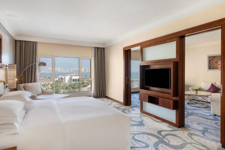 Suite de lujo con cama king y vistas al mar en InterContinental Doha Beach & Spa by IHG