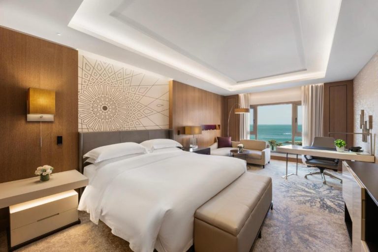 Habitación de lujo con cama king y vistas al mar en InterContinental Doha Beach & Spa by IHG