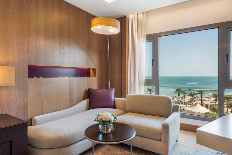 Suite con sofá y vista panorámica al mar y playa en InterContinental Doha Beach & Spa by IHG