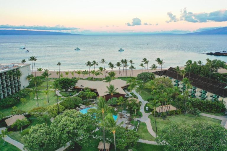 Vista aérea del OUTRIGGER Kāʻanapali Beach Resort con piscina, jardines tropicales y playa en Maui