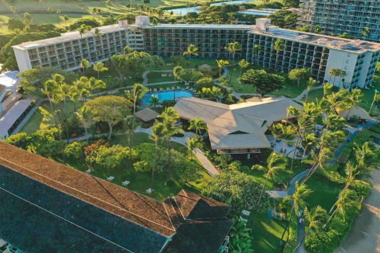 Vista aérea del OUTRIGGER Kāʻanapali Beach Resort con piscina exterior, jardines tropicales y palmeras en Maui