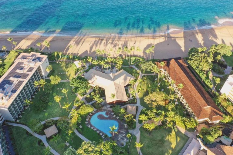 Vista aérea del OUTRIGGER Kāʻanapali Beach Resort con piscina, jardines tropicales y playa en Maui