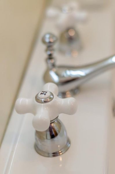 Grifos de bañera estilo clásico en blanco y cromo del baño del Flamingo Inn