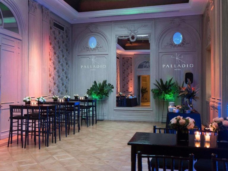 Salón de eventos con decoración clásica y ambiente nocturno en Palladio Hotel Buenos Aires MGallery