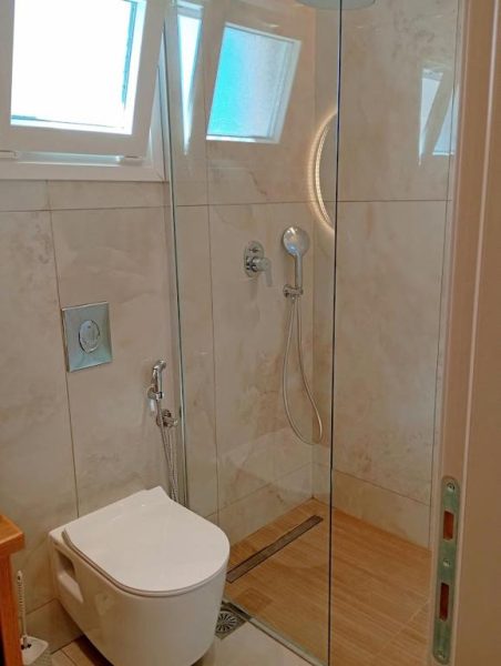 Baño moderno con ducha de cristal y sanitario en Elias & Vasili House
