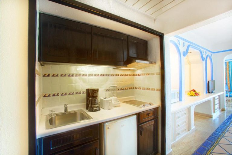 Cocina equipada con cafetera y electrodomésticos en Pueblo Bonito Los Cabos Blanco Beach Resort