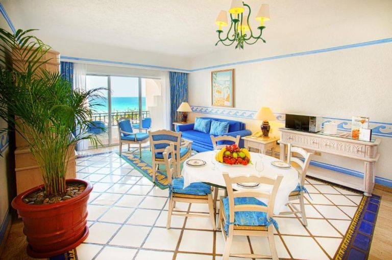 Suite con comedor y salón con vista al mar en Pueblo Bonito Los Cabos Blanco Beach Resort All Inclusive