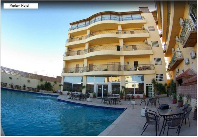 Piscina exterior con terraza y zona de descanso del Mariam Hotel con vistas a la fachada principal