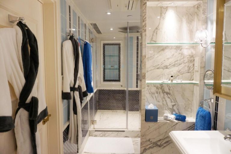 Lujoso baño de mármol con ducha de vapor y albornoces en el Hotel Madera Hollywood