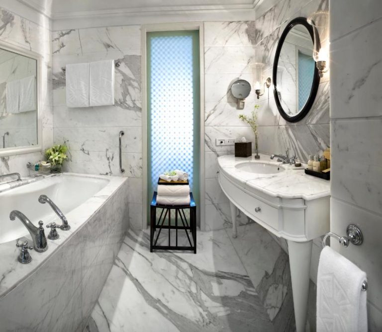 Lujoso baño de mármol blanco con bañera y lavabo del The Taj Mahal Palace de Bombay