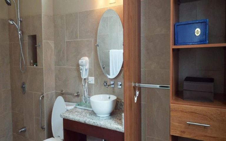 Baño adaptado con ducha accesible y lavabo sobre encimera en Hotel La Gaviota Tropical