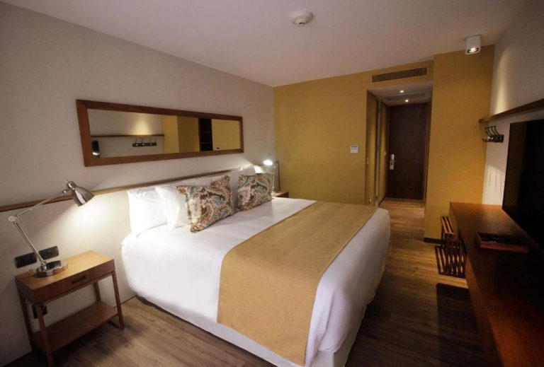 Habitación doble con cama king size y decoración moderna en Cottage Puerto Buceo