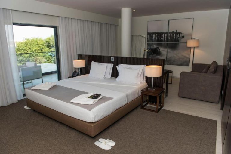 Suite de lujo con cama doble, terraza con vistas y sofá en Hotel Pérola